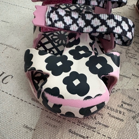 MINI MELISSA
Ioio + Fabula Inf Sandal, Pink & Black Sandals Size 9 - Picture 4 of 12